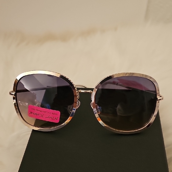 Betsey Johnson Accessories - NWT Betsey Johnson Stylish Gold Sunglasses